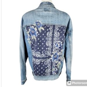 American Eagle Outfitters Boyfriend Embroidered Denim Jacket  Light Wash Size S
